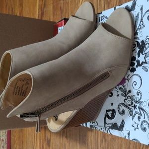 Spontaneous Brash Wedge Sandals with Open Back and Zippers on the Side